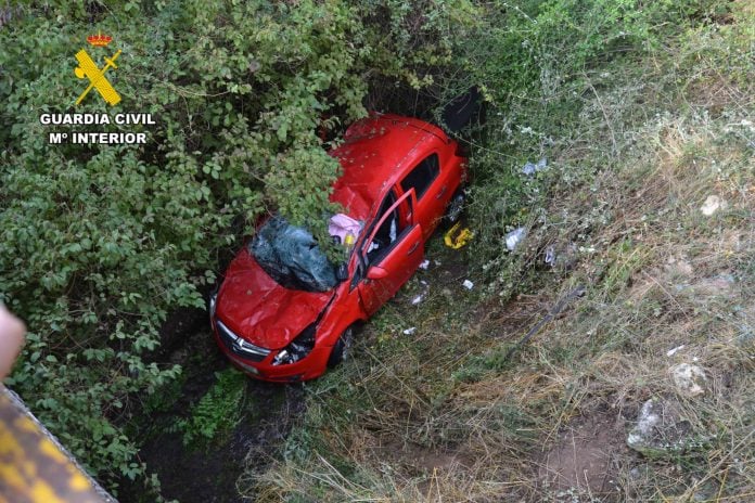 El coche, sobre el cauce del Badiel.