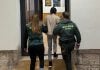 Una joven muy canalla: le roba 10.000 euros a un anciano La detenida, en el momento de ser conducida al cuartel de la Guardia Civil de Brihuega. (Foto: Guardia Civil)