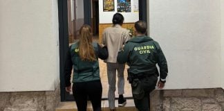 Una joven muy canalla: le roba 10.000 euros a un anciano La detenida, en el momento de ser conducida al cuartel de la Guardia Civil de Brihuega. (Foto: Guardia Civil)