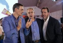 Pedro Sánchez con Óscar Puente y Rodríguez Zapatero en un acto político.