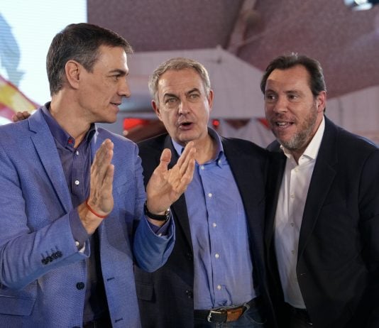 Pedro Sánchez respalda a Óscar Puente Pedro Sánchez con Óscar Puente y Rodríguez Zapatero en un acto político.