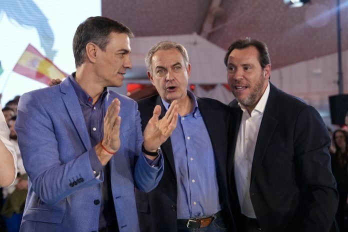 Pedro Sánchez con Óscar Puente y Rodríguez Zapatero en un acto político.