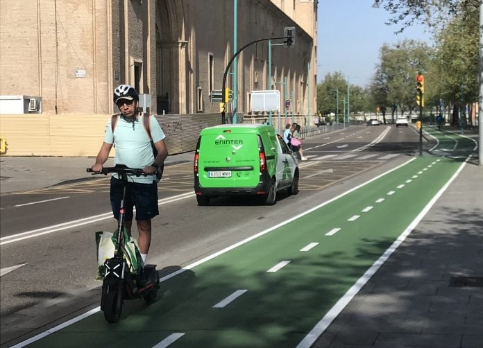 Los patinetes, con casco.
