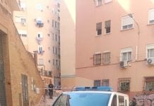 El desgarro de la madre del joven al que unos sicarios han asesinado por error Barrio de Málaga donde se produjo el asesinato. (Foto: EP)