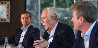 El escritor y divulgador Antonio Pérez Henares durante su conferencia en Toledo el 7 de octubre de 2026.