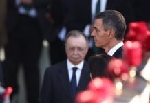 «Se puede ser español sin serlo contra nadie», dice Page Pedro Sánchez y Vivas, las dos caras de la crisis de Ceuta, han coincidido en el desfile del 12 de Octubre. (Foto: Eduardo Parra / EP)