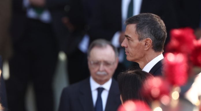 «Se puede ser español sin serlo contra nadie», dice Page Pedro Sánchez y Vivas, las dos caras de la crisis de Ceuta, han coincidido en el desfile del 12 de Octubre. (Foto: Eduardo Parra / EP)