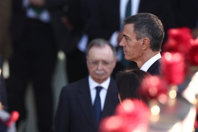 Pedro Sánchez y Vivas, las dos caras de la crisis de Ceuta, han coincidido en el desfile del 12 de Octubre. (Foto: Eduardo Parra / EP)