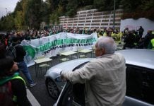 Han cortado el tráfico en Madrid por la huelga de profesores Pupitres como barricada para el corte de la carretera este lunes en Madrid. (Foto: EP)