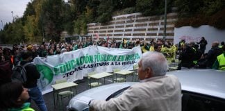 Han cortado el tráfico en Madrid por la huelga de profesores Pupitres como barricada para el corte de la carretera este lunes en Madrid. (Foto: EP)