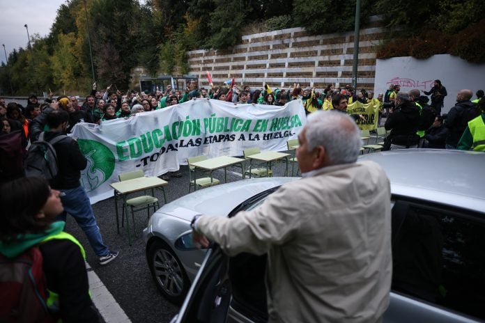 Pupitres como barricada para el corte de la carretera este lunes en Madrid. (Foto: EP)