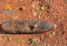 La Guerra Civil te sale al paso, literalmente, en un pueblo de Guadalajara Un proyectil de artillería originario de la Guerra Civil en Abánades.