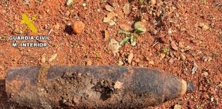 La Guerra Civil te sale al paso, literalmente, en un pueblo de Guadalajara Un proyectil de artillería originario de la Guerra Civil en Abánades.