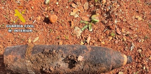La Guerra Civil te sale al paso, literalmente, en un pueblo de Guadalajara Un proyectil de artillería originario de la Guerra Civil en Abánades.