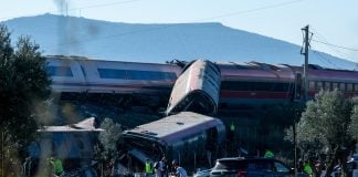 Agentes de los Servicios de Emergencias trabajan en el lugar del accidente, a 28 de octubre de 2026, en Urda, Toledo, Castilla-La Mancha (España). Dos trenes han colisionado en la mañana de este miércoles, 28 de octubre, en la estación de la localidad toledana de Urda. En el lugar están trabajando bomberos de los parques de Alcázar de San Juan y Orgaz, Protección Civil de varios pueblos de los alrededores, tres helicópteros sanitarios y dos UVI. Juanma Jiménez / Europa Press 28 OCTUBRE 2026;PIXELADA 28/10/2026
