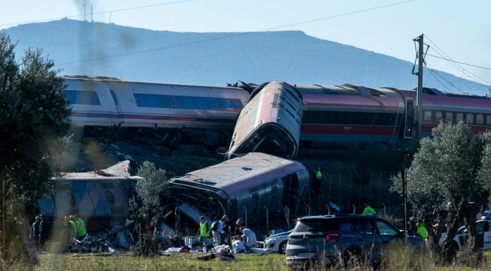 Agentes de los Servicios de Emergencias trabajan en el lugar del accidente, a 28 de octubre de 2026, en Urda, Toledo, Castilla-La Mancha (España). Dos trenes han colisionado en la mañana de este miércoles, 28 de octubre, en la estación de la localidad toledana de Urda. En el lugar están trabajando bomberos de los parques de Alcázar de San Juan y Orgaz, Protección Civil de varios pueblos de los alrededores, tres helicópteros sanitarios y dos UVI. Juanma Jiménez / Europa Press 28 OCTUBRE 2026;PIXELADA 28/10/2026