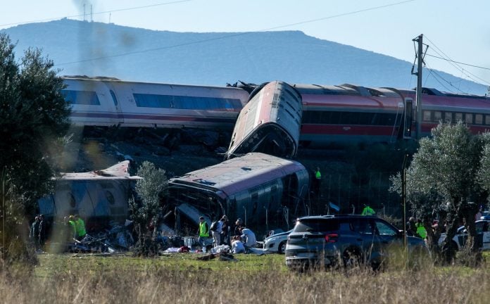 Agentes de los Servicios de Emergencias trabajan en el lugar del accidente, a 28 de octubre de 2026, en Urda, Toledo, Castilla-La Mancha (España). Dos trenes han colisionado en la mañana de este miércoles, 28 de octubre, en la estación de la localidad toledana de Urda. En el lugar están trabajando bomberos de los parques de Alcázar de San Juan y Orgaz, Protección Civil de varios pueblos de los alrededores, tres helicópteros sanitarios y dos UVI. Juanma Jiménez / Europa Press 28 OCTUBRE 2026;PIXELADA 28/10/2026