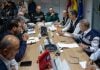 El ministro de Transportes y Movilidad Sostenible, Óscar Puente; el ministro de Interior, Fernando Grande Marlaska; la secretaria general de Protección Civil y Emergencias, Virginia Barcones; el presidente del Gobierno, Pedro Sánchez, y el presidente de Castilla-La Mancha, Emiliano García-Page, durante la reunión del Centro de Coordinación Operativa Integrado (CECOPI), en el Centro 112 de Toledo, el 29 de octubre de 2026,
