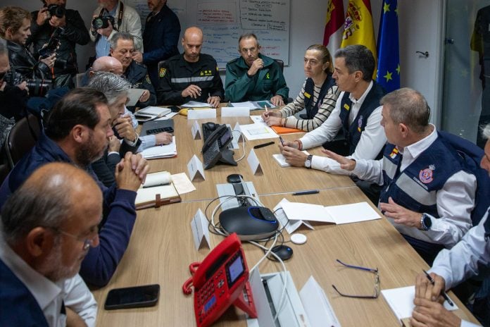 El ministro de Transportes y Movilidad Sostenible, Óscar Puente; el ministro de Interior, Fernando Grande Marlaska; la secretaria general de Protección Civil y Emergencias, Virginia Barcones; el presidente del Gobierno, Pedro Sánchez, y el presidente de Castilla-La Mancha, Emiliano García-Page, durante la reunión del Centro de Coordinación Operativa Integrado (CECOPI), en el Centro 112 de Toledo, el 29 de octubre de 2026,
