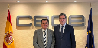 El presidente de CEOE, Antonio Garamendi, se reúne con editores de CLABE Antonio Garamendi y Arsenio Escolar en la sede de CEOE.
