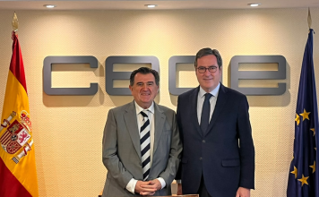 El presidente de CEOE, Antonio Garamendi, se reúne con editores de CLABE Antonio Garamendi y Arsenio Escolar en la sede de CEOE.