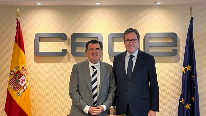 Antonio Garamendi y Arsenio Escolar en la sede de CEOE.