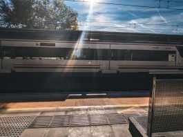 Tren de Cercanías de Renfe parado en un andén en octubre de 2026. (Foto: La Crónic@)