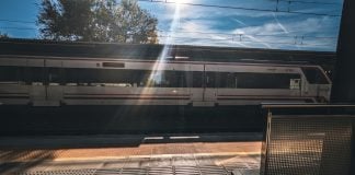Tren de Cercanías de Renfe parado en un andén en octubre de 2026. (Foto: La Crónic@)