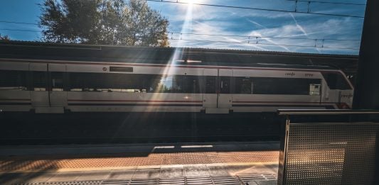 Tren de Cercanías de Renfe parado en un andén en octubre de 2026. (Foto: La Crónic@)