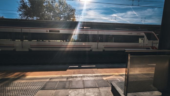 Tren de Cercanías de Renfe parado en un andén en octubre de 2026. (Foto: La Crónic@)