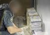 Toneladas de cocaína en un pueblo de Guadalajara Un guardia civil observa parte del alijo de droga, en plena operación en el pueblo de Ciruelas.