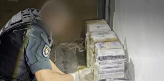 Toneladas de cocaína en un pueblo de Guadalajara Un guardia civil observa parte del alijo de droga, en plena operación en el pueblo de Ciruelas.