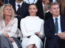 Ester Muñoz contempló el desfile del 12 de Octubre entre la ya dimitida Montse Mínguez y su presidente, Alberto Núñez Feijóo. (Foto: Eduardo Parra / EP)