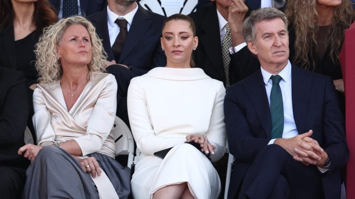 Ester Muñoz contempló el desfile del 12 de Octubre entre la ya dimitida Montse Mínguez y su presidente, Alberto Núñez Feijóo. (Foto: Eduardo Parra / EP)