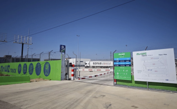 Acceso al "aparcamiento seguro" para camiones en Cabanillas del Campo.