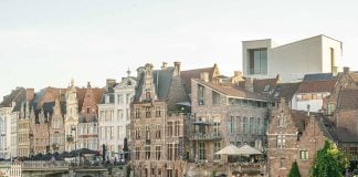 El Museo de Diseño de Gante asoma por entre los clásicos edificios del centro de la ciudad.