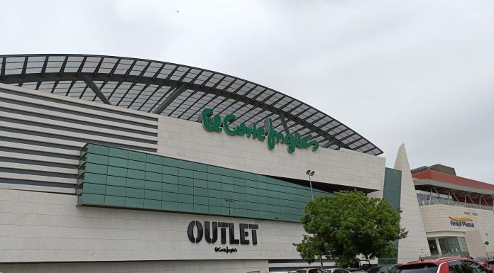 Ya sabemos los festivos de apertura comercial en Castilla-La Mancha para 2027 Exterior del outlet de El Corte Inglés en Guadalajara. (Foto: La Crónic@)