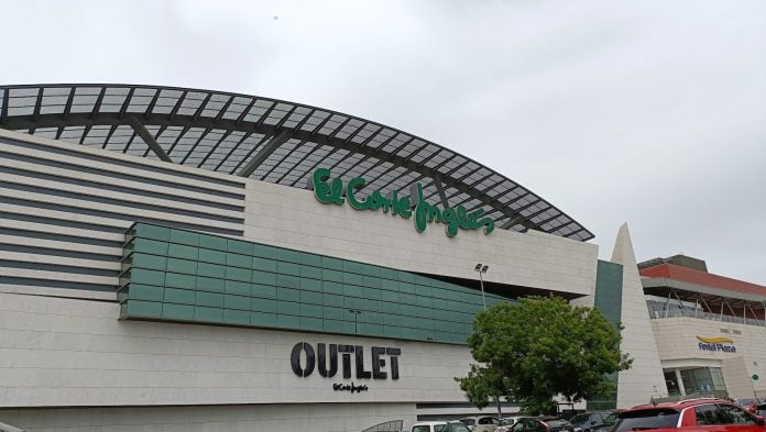 Exterior del outlet de El Corte Inglés en Guadalajara. (Foto: La Crónic@)