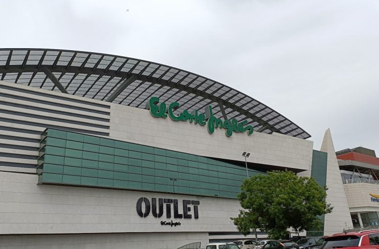 Exterior del outlet de El Corte Inglés en Guadalajara. (Foto: La Crónic@)
