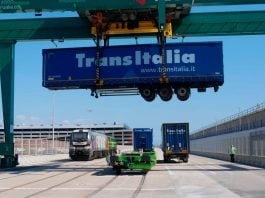 Prueba de carga de un semirremolque en un tren en una autopista ferroviaria española.