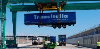 ¿Menos tráfico en la A-2? Casi listos para subir los camiones a los trenes entre Madrid y Zaragoza Prueba de carga de un semirremolque en un tren en una autopista ferroviaria española.