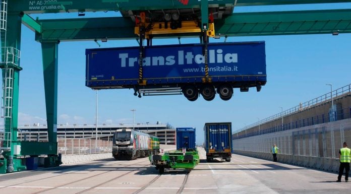 ¿Menos tráfico en la A-2? Casi listos para subir los camiones a los trenes entre Madrid y Zaragoza Prueba de carga de un semirremolque en un tren en una autopista ferroviaria española.