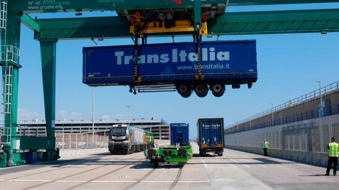 Prueba de carga de un semirremolque en un tren en una autopista ferroviaria española.
