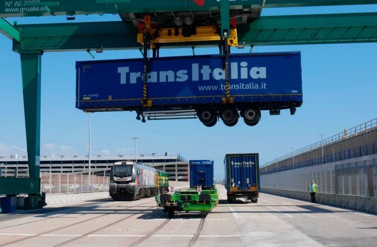 ¿Menos tráfico en la A-2? Casi listos para subir los camiones a los trenes entre Madrid y Zaragoza Prueba de carga de un semirremolque en un tren en una autopista ferroviaria española.