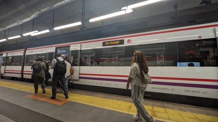 Tren de Cercanías en la estación de Recoletos en octubre de 2026. (Foto: La Crónic@)