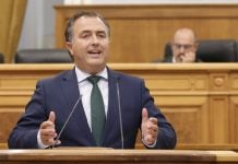 Seguirá habiendo comida «halal» en los colegios, pese a una iniciativa de Vox David Moreno en las Cortes de Castilla-La Mancha el 1 de octubre de 2026. Al fondo, Pablo Bellido.