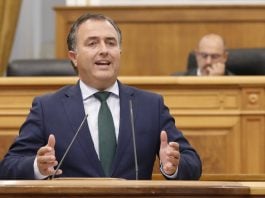 David Moreno en las Cortes de Castilla-La Mancha el 1 de octubre de 2026. Al fondo, Pablo Bellido.