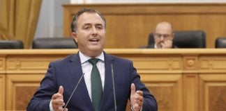David Moreno en las Cortes de Castilla-La Mancha el 1 de octubre de 2026. Al fondo, Pablo Bellido.
