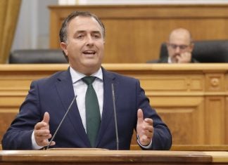 Seguirá habiendo comida «halal» en los colegios, pese a una iniciativa de Vox David Moreno en las Cortes de Castilla-La Mancha el 1 de octubre de 2026. Al fondo, Pablo Bellido.