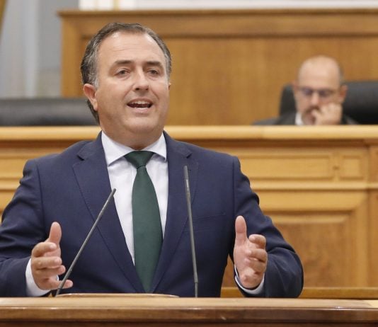 Seguirá habiendo comida «halal» en los colegios, pese a una iniciativa de Vox David Moreno en las Cortes de Castilla-La Mancha el 1 de octubre de 2026. Al fondo, Pablo Bellido.